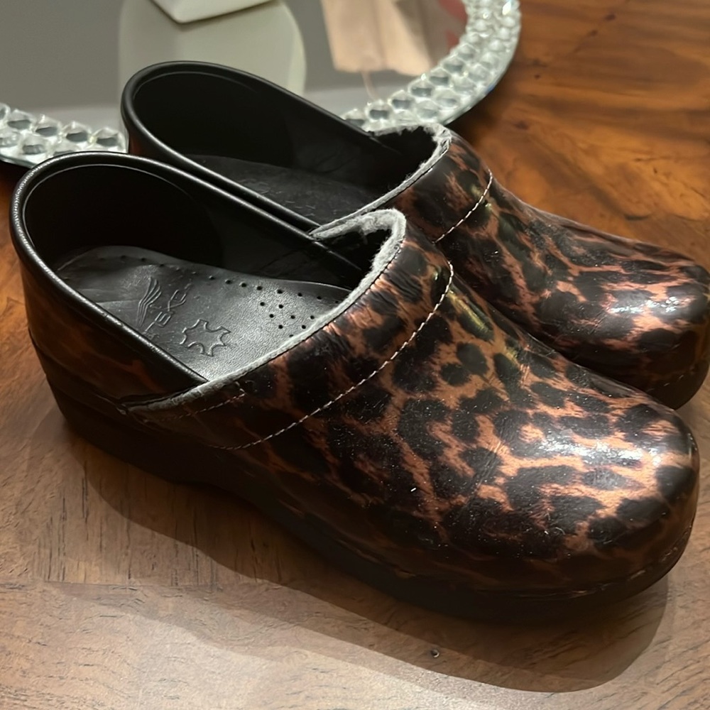 Dansko closed back clogs 37 patent leather